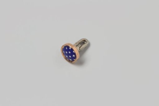 Round collar button of enameled gold (?); golden stars on an ultramarine blue ground