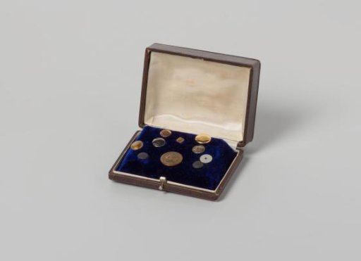 Box covered in dark brown leather, lined inside with white satin; the vaulted bottom is covered in blue velvet