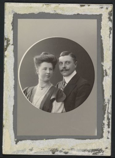 Engagement or marriage portrait of Mrs. M.C. Lucassen-Van Idsinga and Mr. J. Lucassen