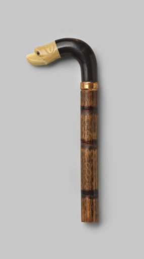 Handle of wood, with a curved knob of black horn, ending in a dog's head of beige horn