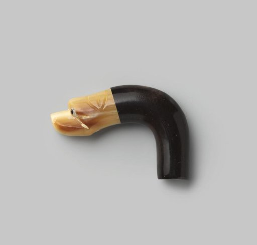 Horn button, terminating in a dog's head of beige horn