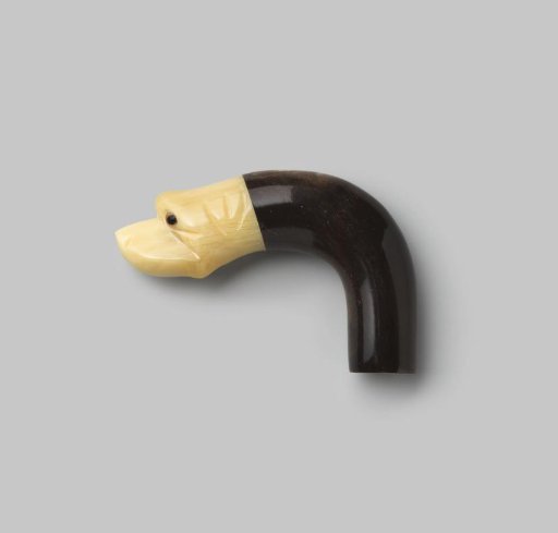 Horn button, terminating in a dog's head of beige horn