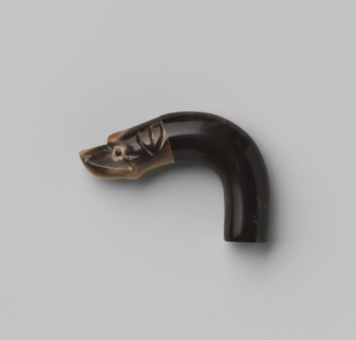 Horn button, terminating in a dog's head of beige-brown horn