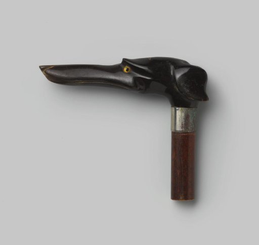 Handle of wood, with a knob of black horn in the shape of a dog's head with a pointed nose