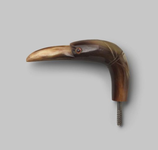 Button of brown horn in the shape of a bird's head