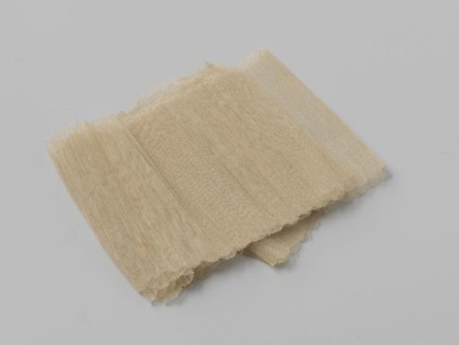 Strip of parasol gauze, ecru, cut in scallops