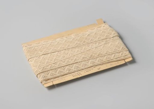 Insert, white, with a motif of squares and diamonds on cardboard