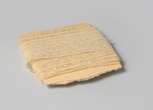 Insert of Cream-Colored Machine-Made Lace with a Pattern of Continuous Leaf Vines, on Cardboard