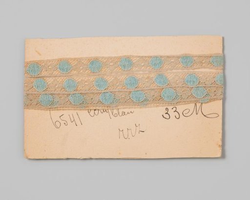 Insert with blue circles alternating with white flowers on cardboard