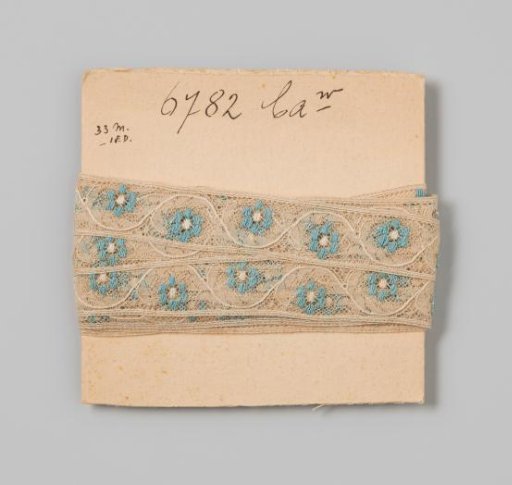Insert, broken white, with a wavy line and light blue flowers