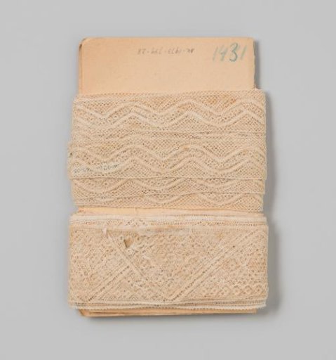 Insert of white lace decorated with triangles on cardboard