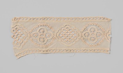 Lace strip, white with rosettes in the center and a row of spiders along both edges