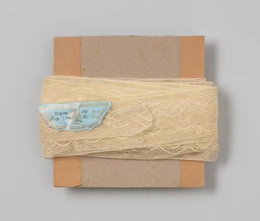 Insert of white lace with a continuous wavy pattern