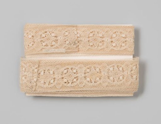 Insert of white lace