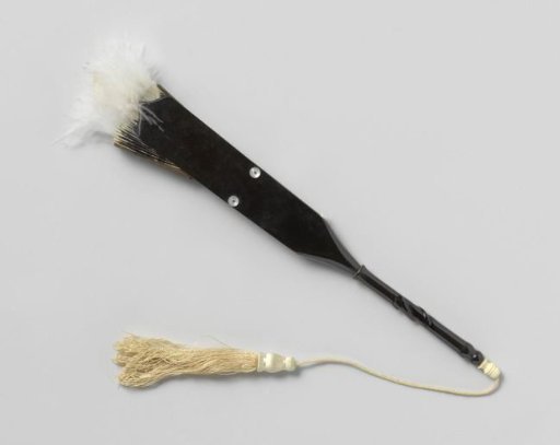 Cockade fan with circular leaf of white batiste with black lace strip and white marabou feathers on the outer edge, black lacquered wooden mount in holder, silk tassel
