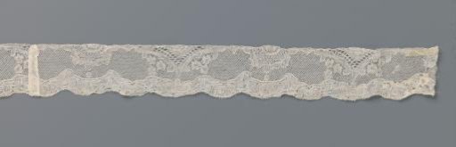 Border of bobbin lace with half diamond-shaped and lobed circular medallions