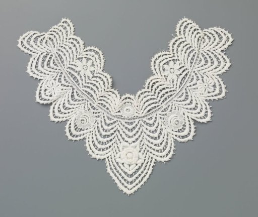 Collar of machine-made lace with thirteen pointed oval scallops at the bottom and eleven semicircular scallops at the top