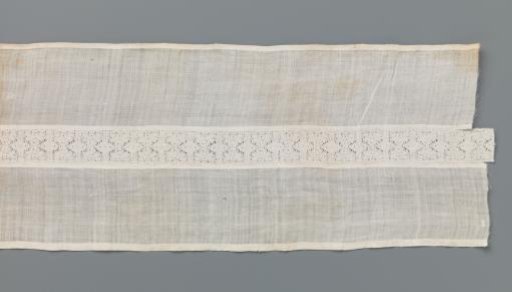 Strip of linen batiste with a bobbin lace insert with two stylised mirrored flowers between vertical lines and ovals