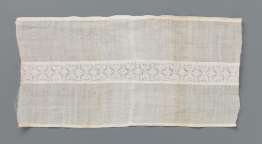 Strip of linen batiste with a bobbin lace insert with two stylised mirrored flowers between vertical lines and ovals
