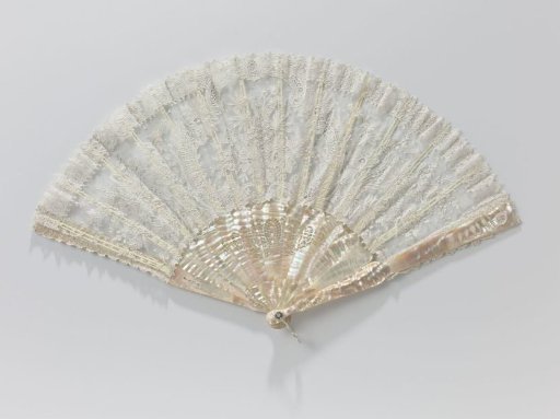 Folding fan with leaf of Brussels needle lace (point de gaze de Bruxelles) with floral motifs, on a mount of openwork carved mother-of-pearl