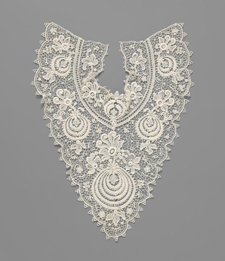 Plastron with a collar of machine lace