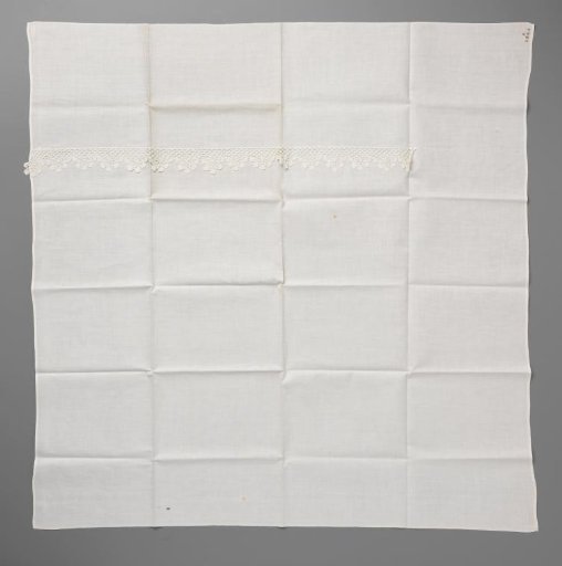 Tablecloth of cotton with a crocheted scalloped edge