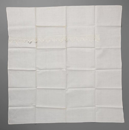 Tablecloth of cotton with a crocheted scalloped edge
