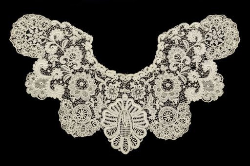 Collar of machine-made lace with seven flower shells