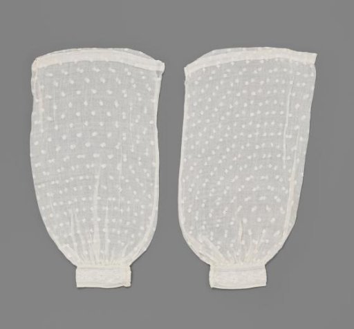 Under-sleeve of batiste, decorated with puffs and white embroidery