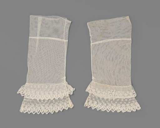 Under-sleeve of tulle with a cuff consisting of two strips of lace sewn one above the other
