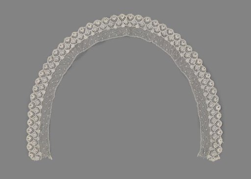 Tulle collar with puffs and a scalloped edge with tulle inserts