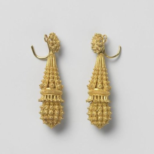 Pair of earrings