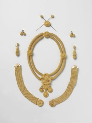Gold parure consisting of a necklace, a pair of bracelets, a brooch, a pair of earrings, a pair of cufflinks, two hairpins and a pendant