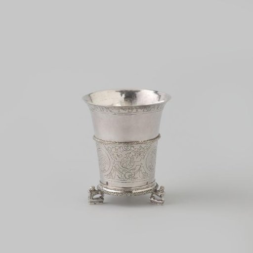 Silver cup with the inscription: DRINCT.BIJ.MATEN.HET.SAL.U.BATEN.1585.