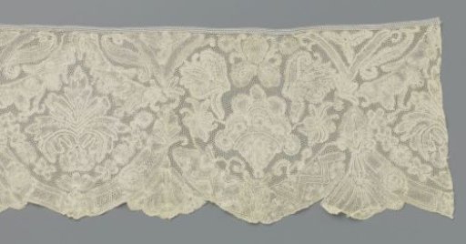 Bobbin lace rochet strip with symmetrical compositions in horseshoe-shaped cartouches