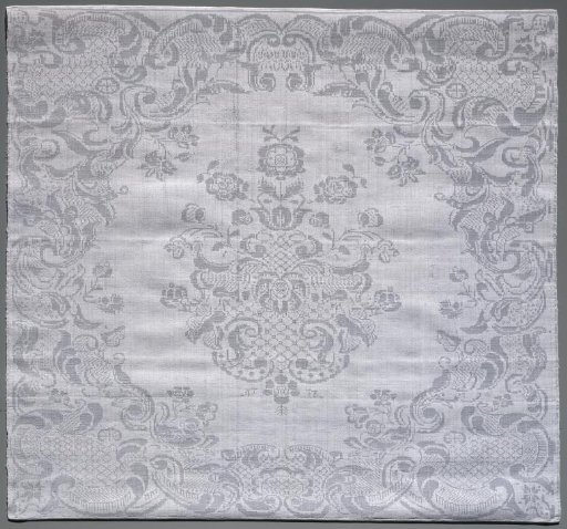 Linen damask napkin with lace pattern