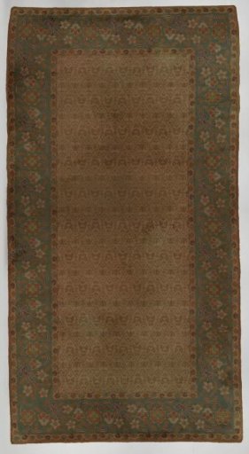 Carpet with a grid pattern with foliage in the central field