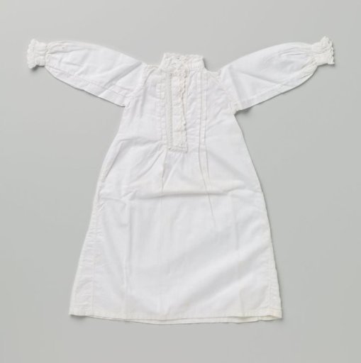Children's nightgown of white cotton