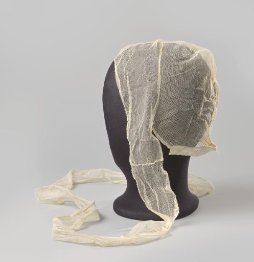 Tulle cap consisting of a crown trimmed with a strip of tulle flowing into chin straps