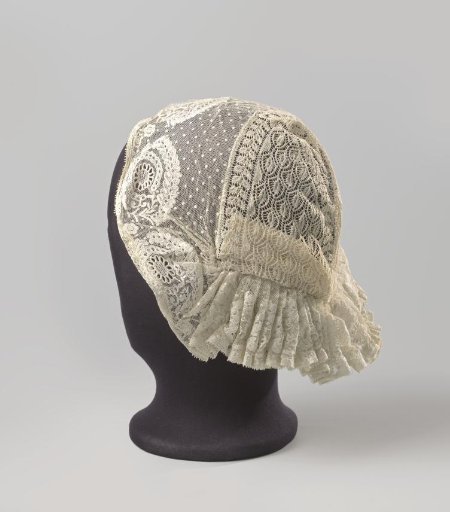 Cap with a crown of Frisian lace in fine knitting, trimmed with a strip of tulle decorated with tambour work (Lier lace) pleated along the forehead