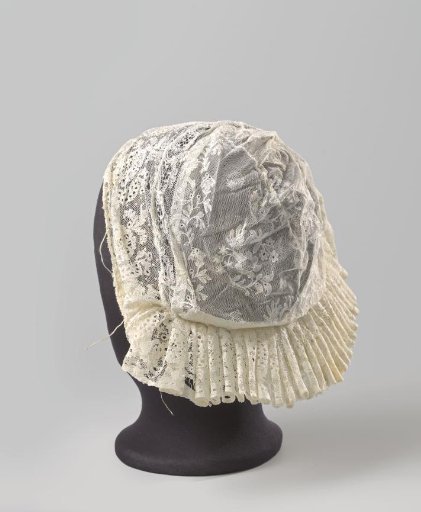 Cap with a ball of tulle decorated with needlework, trimmed with a strip of Brussels lace