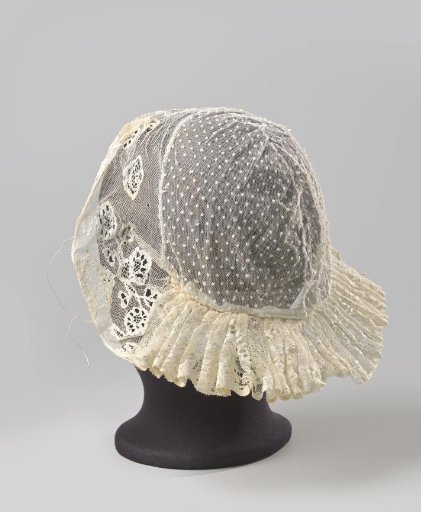 Cap with a ball of tulle embroidered with sprigs, trimmed with a strip of Brussels lace