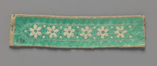 Tool for a needle lace motif in the form of tailor's linen with green parchment sewn on with white tracing threads in bookbinder's form