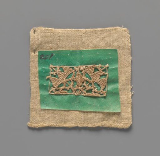 Tool for a needle lace motif in the form of tailor's linen with green parchment sewn on, with a nearly completed motif in reticella technique with warp threads