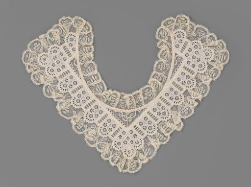 Collar with English embroidery and a strip of Valenciennes lace