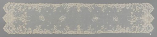 Shawl of appliqué lace with heart-shaped motif at the ends
