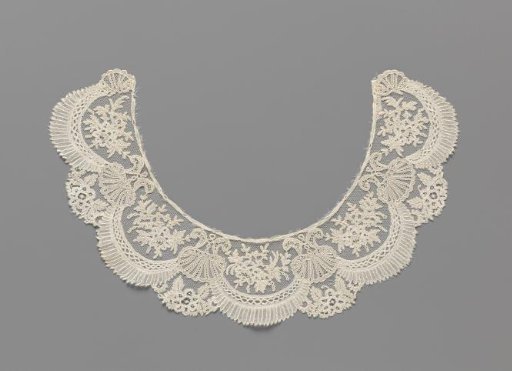 Collar of appliqué lace with five large shells between which four smaller ones with a rosette flower