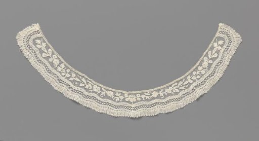 Collar of appliqué lace with a flower branch and ornamental border