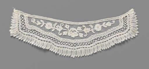 Cuff of appliqué lace with a flower branch and ornamental border
