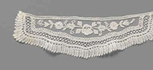 Cuff of appliqué lace with a flower branch and ornamental border